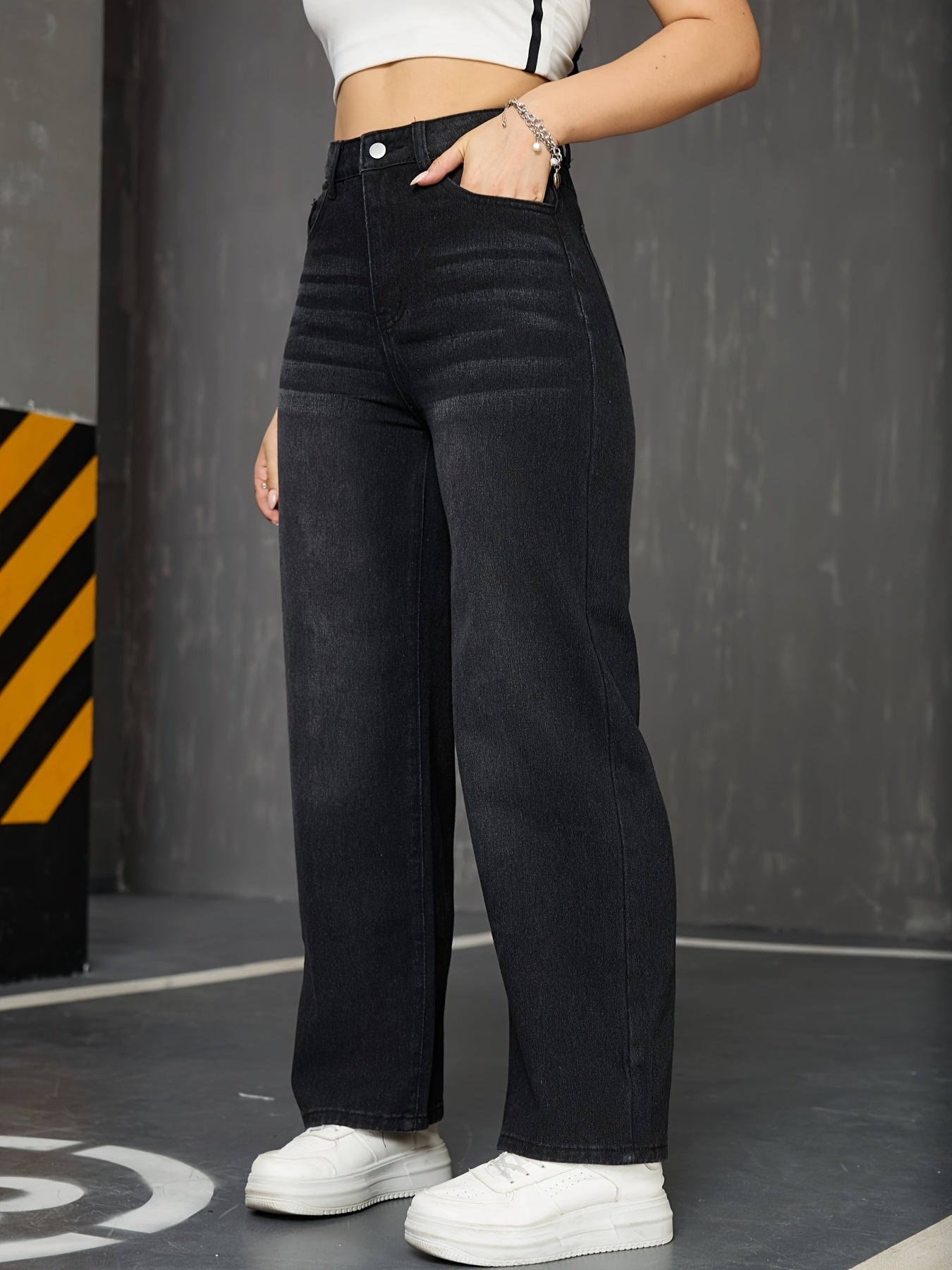 Jean Femme Coupe Droite et Ample - Pantalon Large Bleu Classique sans Élasthanne avec Passants de Ceinture, Ourlets Effilochés et Poches, Idéal pour Toutes Saisons, Tenues Décontractées ou Habillées (Lavage en Machine)