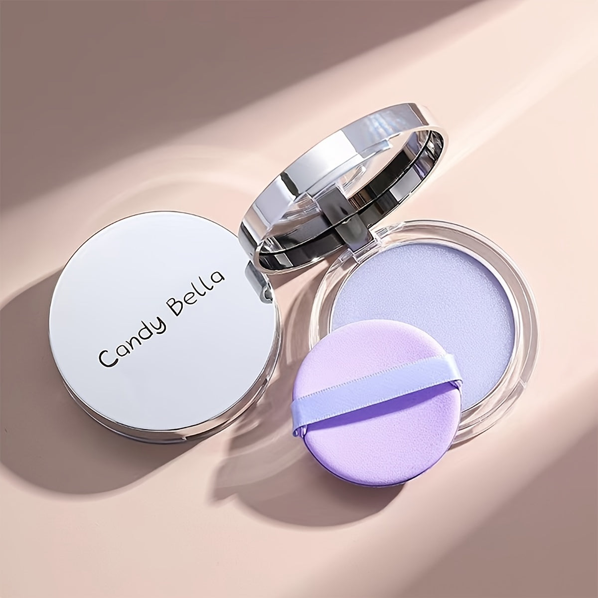 Poudre légère et transparente qui contrôle le sébum, minimise les pores, est résistante à l'eau, longue tenue et offre une couvrance optimale
