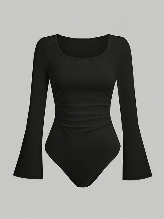 Body noir femme style Y2K à manches évasées. Coupe ajustée, manches longues, col rond. Tissu extensible en mélange de polyester, idéal pour un look décontracté ou de soirée.