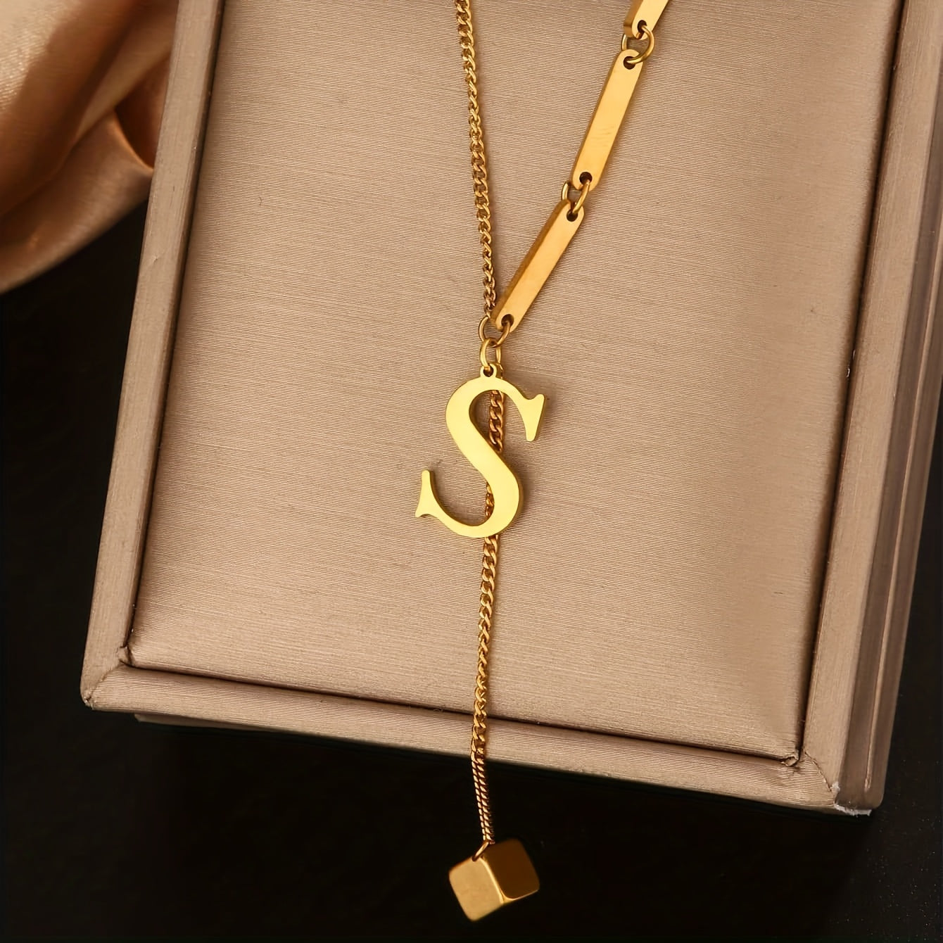 Collier Tendance à Pampilles avec 26 Lettres pour Femme – Pendentif en Acier Inoxydable Plaqué Or 18K, Design en Forme de Y avec Grelots Élégants, Idéal pour le Port Quotidien et comme Cadeau Raffiné