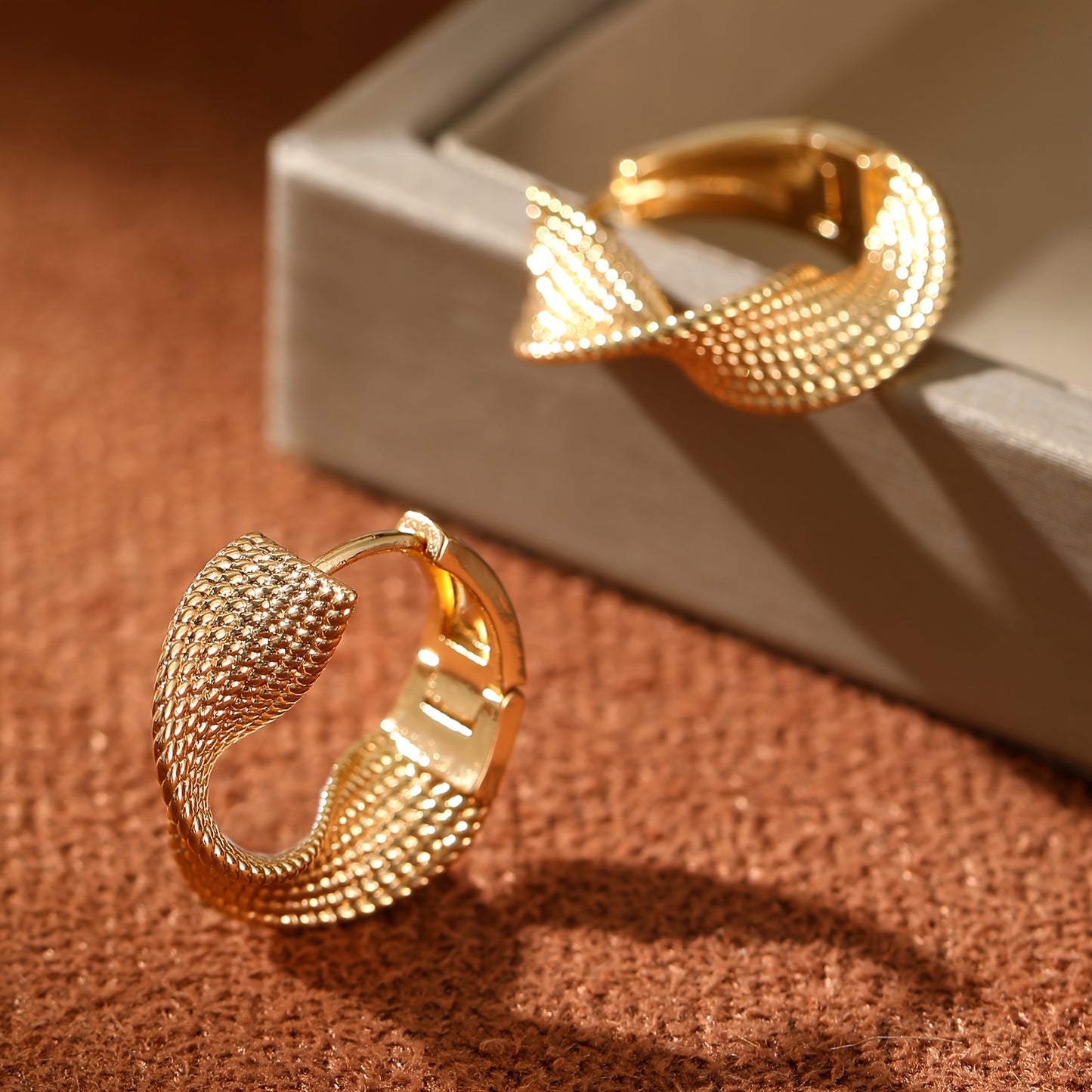 Paire de boucles d’oreilles créoles dorées texturées pour femme – design unique entrelacé, tiges en acier inoxydable, parfaites pour un usage quotidien ou comme cadeau, bijoux quotidiens | design chic | cuivre plaqué or