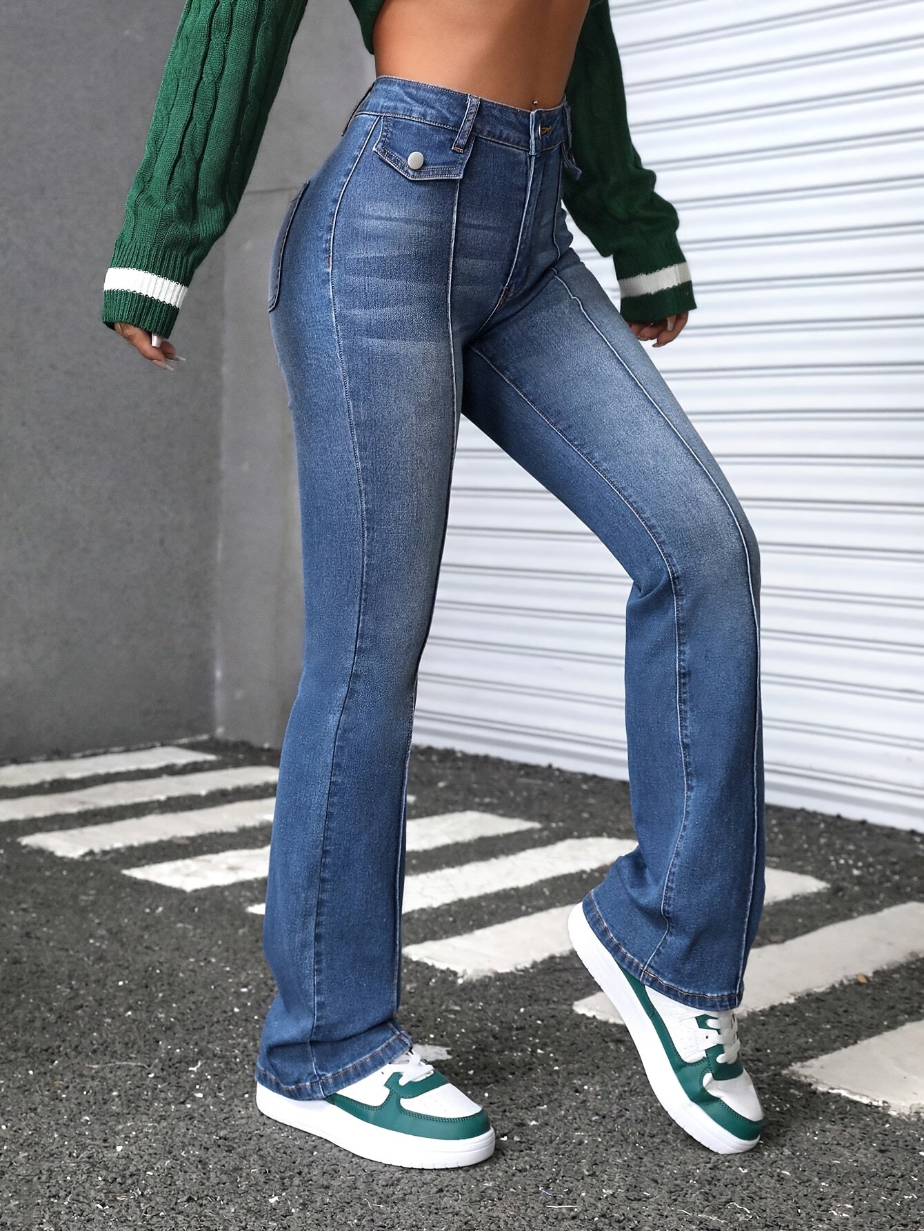 Jean évasé slim stretch pour femme Comfort Stretch - Pantalon en denim bleu délavé vintage à pattes d'éléphant, poches obliques, taille mi-haute, lavable en machine, style rétro