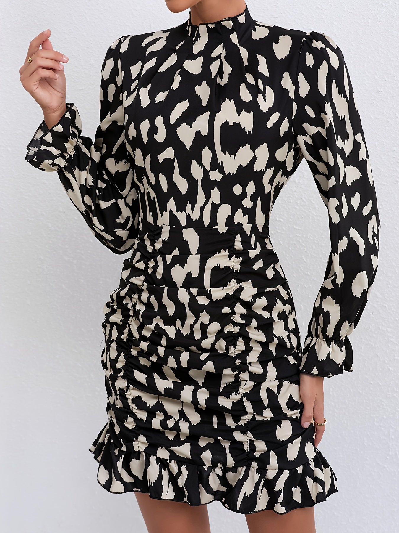 Robe moulante femme à imprimé léopard noir et blanc, col haut, manches longues, détail zip stylé, idéale pour printemps et été, mode adulte décontractée