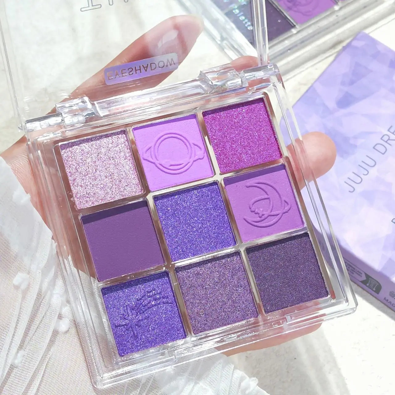 **« Palette fards à paupières 9 cases – Violet smoky et mat nacré, parfait pour un maquillage envoûtant »**