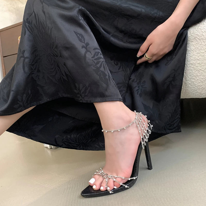 Sandales noires à bride cheville avec chaîne en cristal pour femmes – Été/automne | Talons pointus respirants et sexy | Parfaites pour mariages et banquets