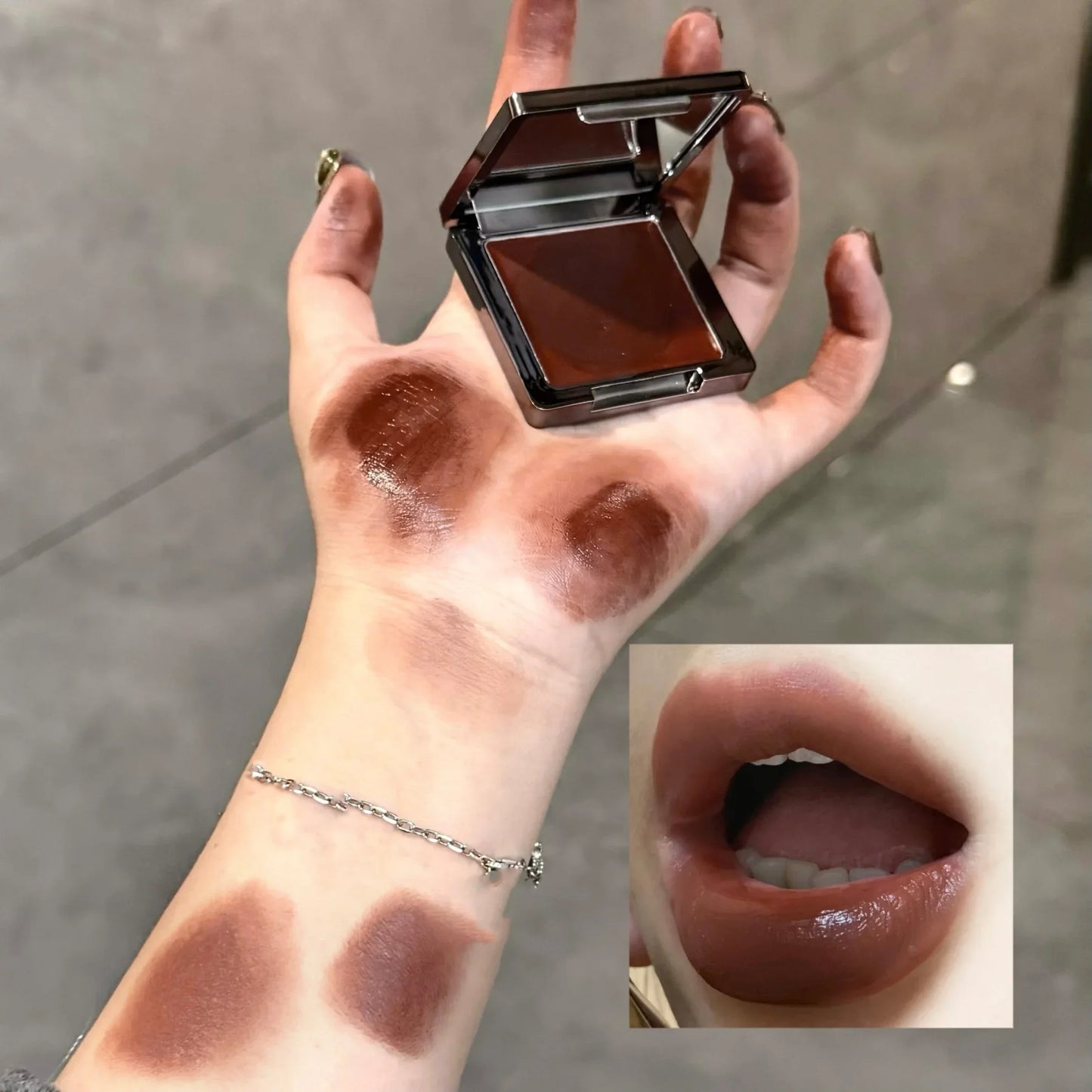 Crème Lèvres & Joues Double Usage — Texture Boue Mat, Fini Velours, Rouge à Lèvres Rouge Foncé ou Marron, Gel ou Gloss Solide, Crème Blush Teinte, Maquillage