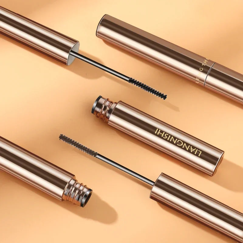 **« Mascara mat fibres de soie – Waterproof, séchage rapide et recourbant »**