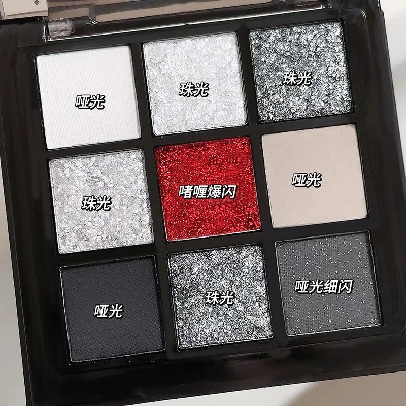 Palette de 9 fards à paupières fumés noir et rouge, effet frais et lumineux, maquillage longue tenue, fards à paupières pailletés foncés pressés.