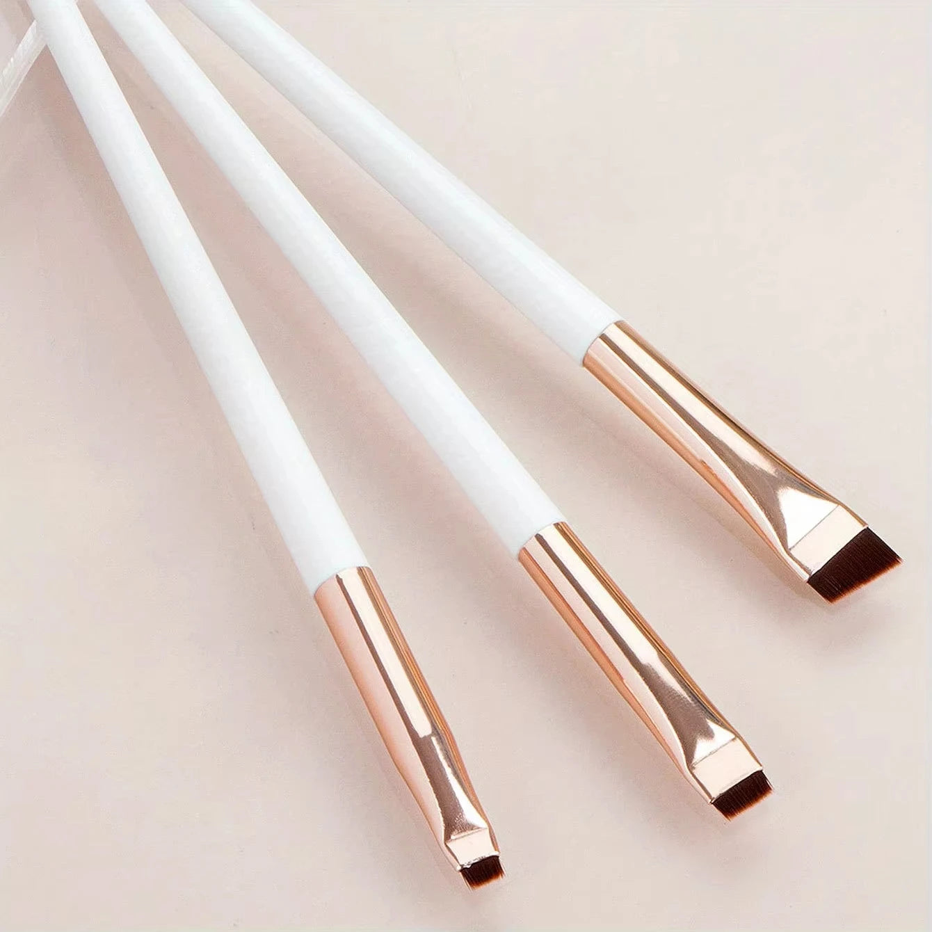 Ensemble de pinceaux de maquillage 3 pièces : pinceau pour eye-liner en forme de faucille, pinceau à sourcils à angle fin, pinceau pour eye-liner, pinceau pour fard à paupières ultra fin