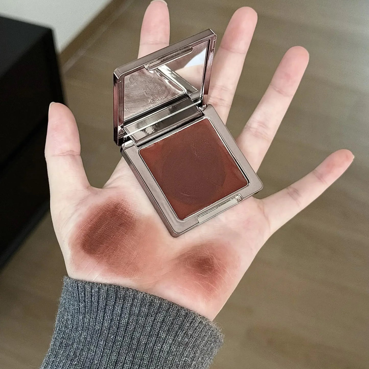 Crème Lèvres & Joues Double Usage — Texture Boue Mat, Fini Velours, Rouge à Lèvres Rouge Foncé ou Marron, Gel ou Gloss Solide, Crème Blush Teinte, Maquillage