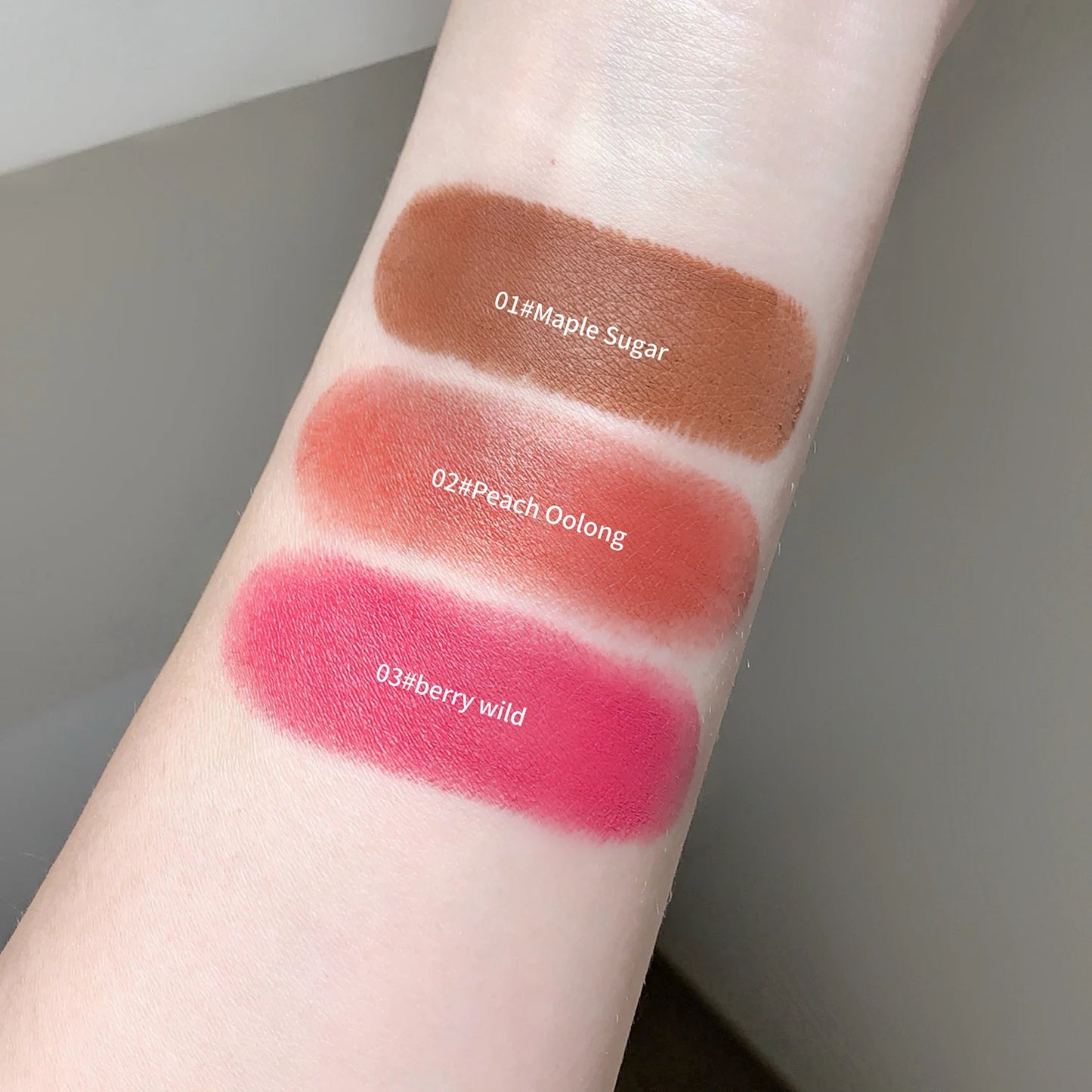 Blush Stick Velours Mat — Texture Lisse, Longue Tenue, Teinte Brune, Idéal Automne/Hiver, Effet Maquillage Naturel, Facile à Appliquer