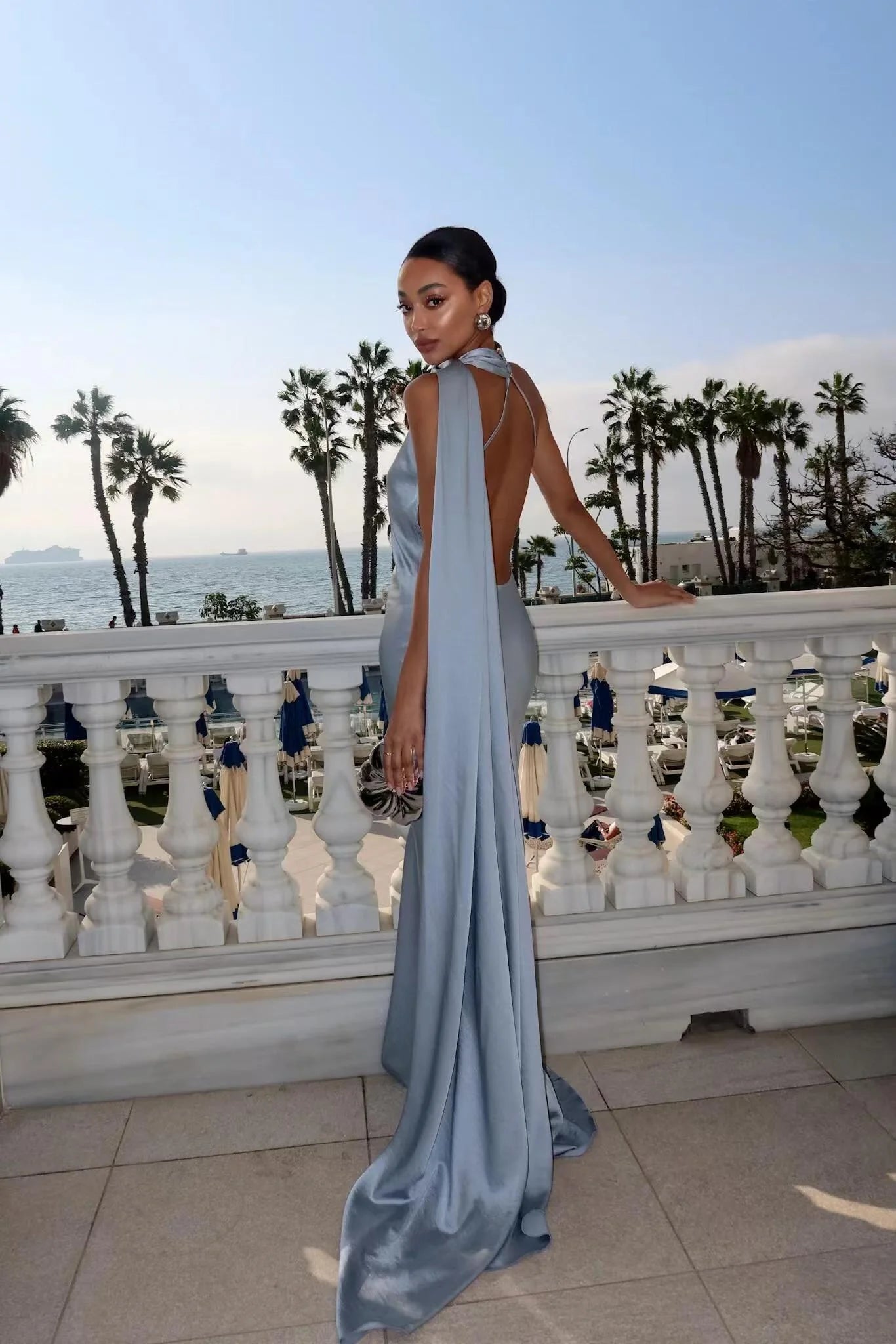 Robe Longue Femme à Col Suspendu – Élégance Satinée et Silhouette Slim