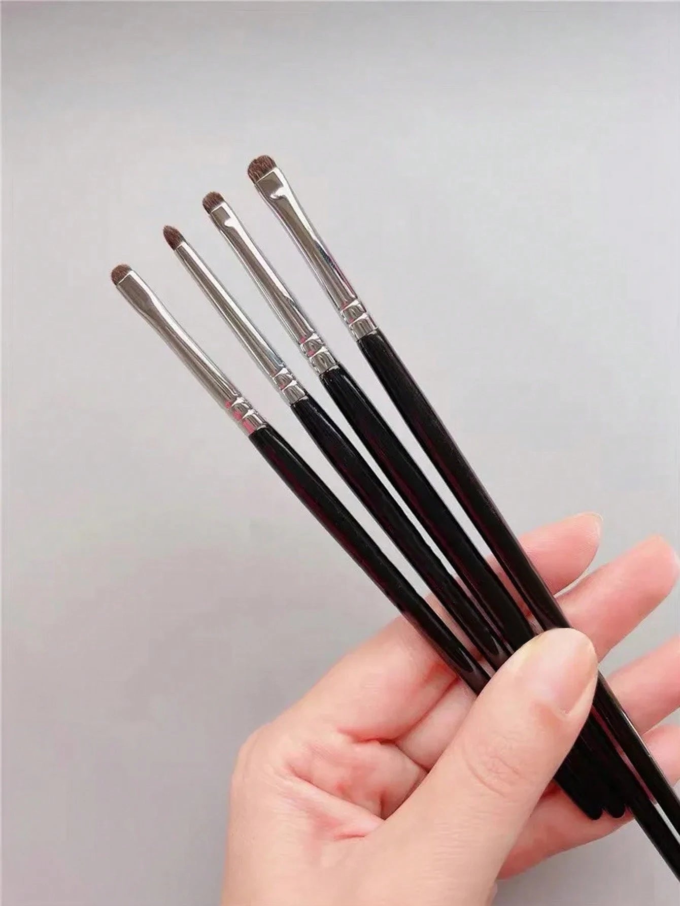 1 lot de 4 pinceaux de maquillage pour détails des yeux noirs, poils de poney, ombre à paupières de précision couchée, ver à soie, applicateur d'eye-liner éclaircissant, petit