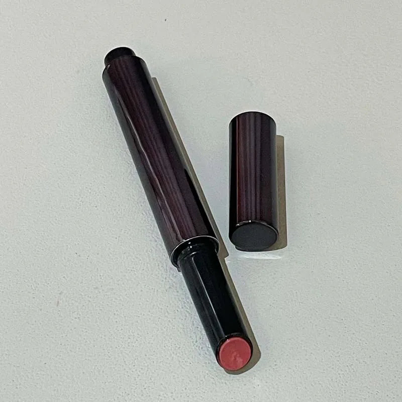 Rouge à lèvres miroir – Texture lisse et riche en pigments | Forme un film sans dessécher ni coller | Hydratant pour des lèvres pulpeuses et éclatantes