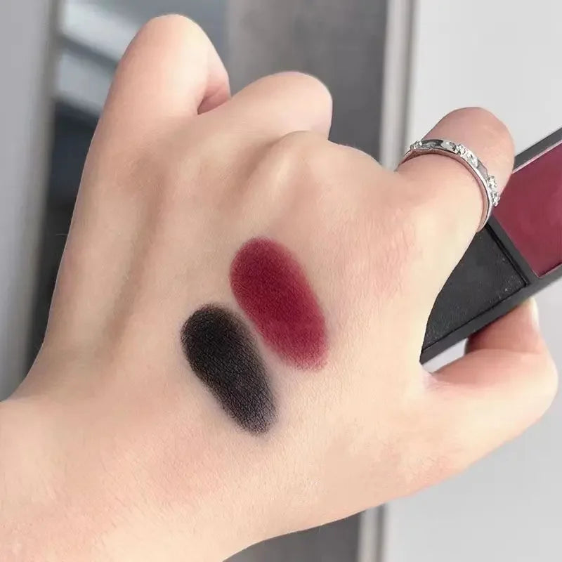 **« Palette fards à paupières 2 couleurs – Mat, rouge et noir, effet smoky »**