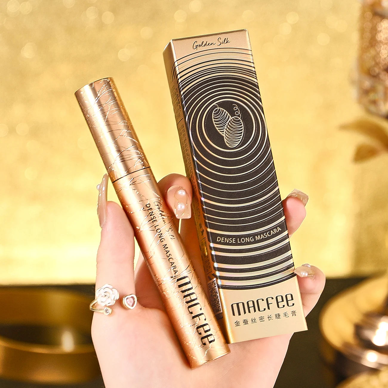 Mascara  base cils longue et fine recourbée crème