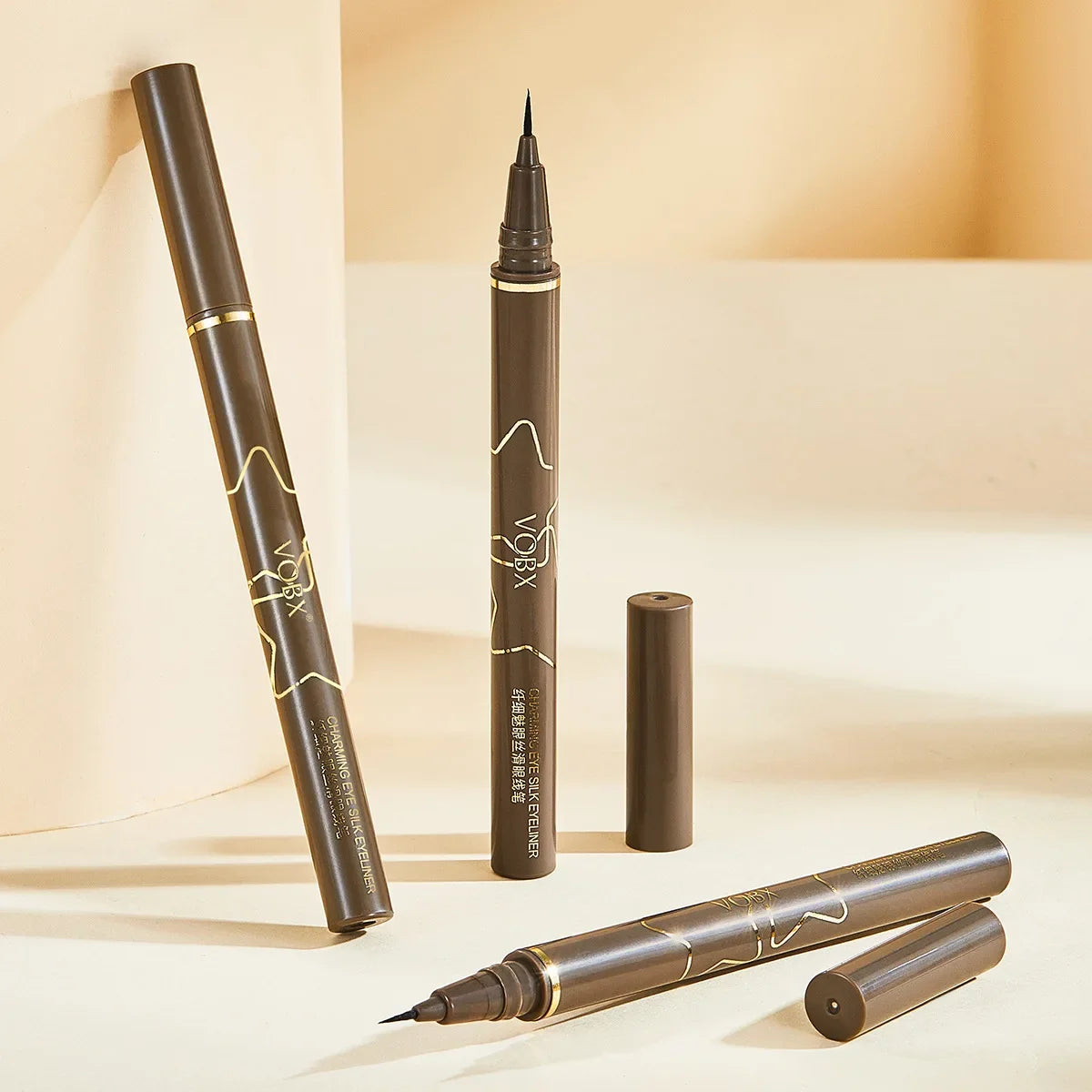 Eyeliner Liquide Brun — Résistant à l’eau et à la transpiration, tenue longue durée. Pointe fine pour un tracé précis et naturel, idéal pour accentuer les yeux.