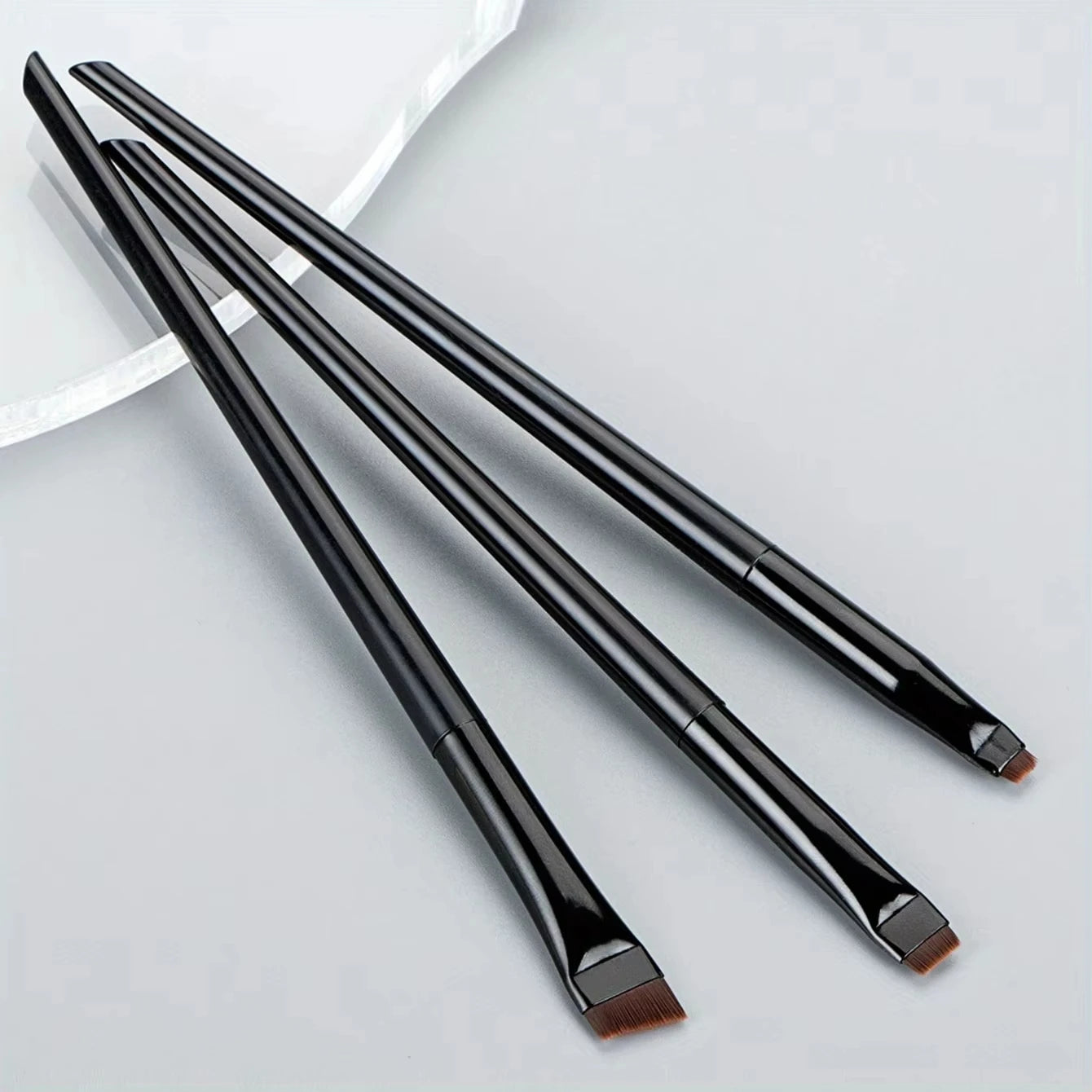 Ensemble de pinceaux de maquillage 3 pièces : pinceau pour eye-liner en forme de faucille, pinceau à sourcils à angle fin, pinceau pour eye-liner, pinceau pour fard à paupières ultra fin