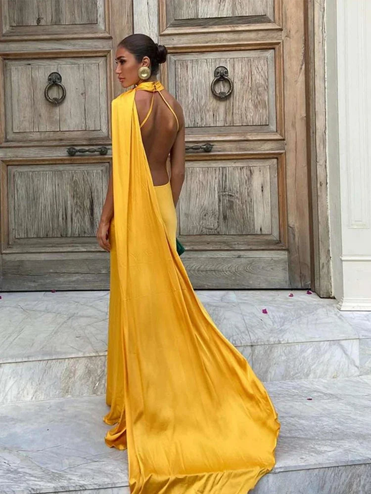 Robe Longue Femme à Col Suspendu – Élégance Satinée et Silhouette Slim