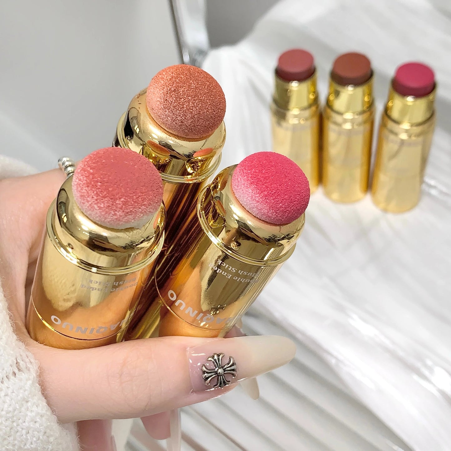 Blush Stick Velours Mat — Texture Lisse, Longue Tenue, Teinte Brune, Idéal Automne/Hiver, Effet Maquillage Naturel, Facile à Appliquer