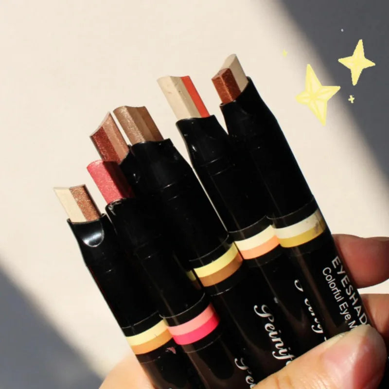 **« Crayon fard à paupières bicolore – Dégradé, pailleté et haute pigmentation »**