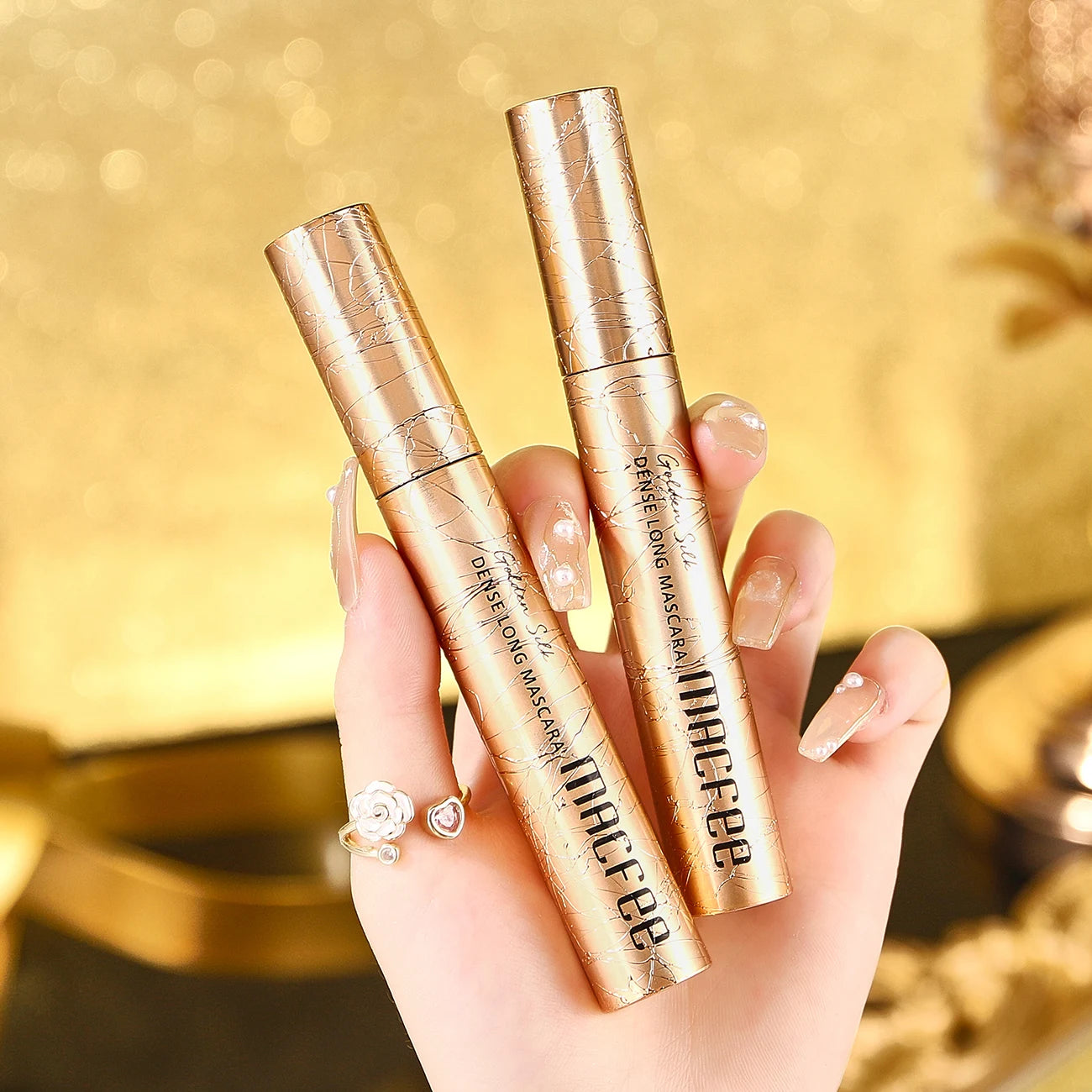 Mascara  base cils longue et fine recourbée crème