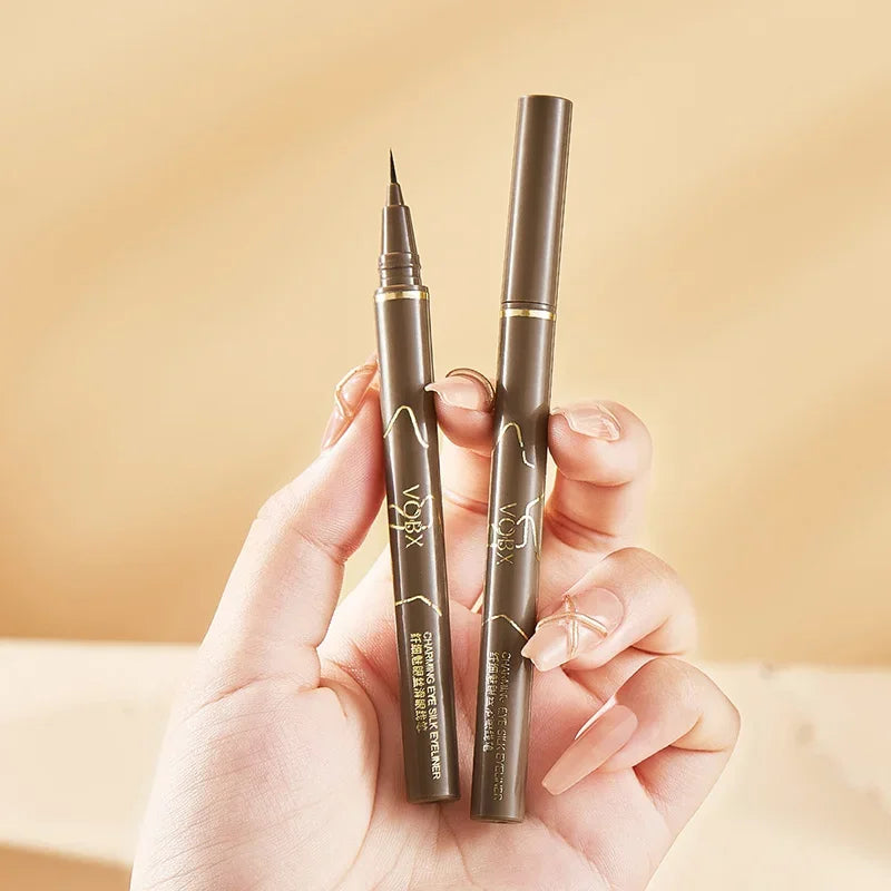 Eyeliner Liquide Brun — Résistant à l’eau et à la transpiration, tenue longue durée. Pointe fine pour un tracé précis et naturel, idéal pour accentuer les yeux.