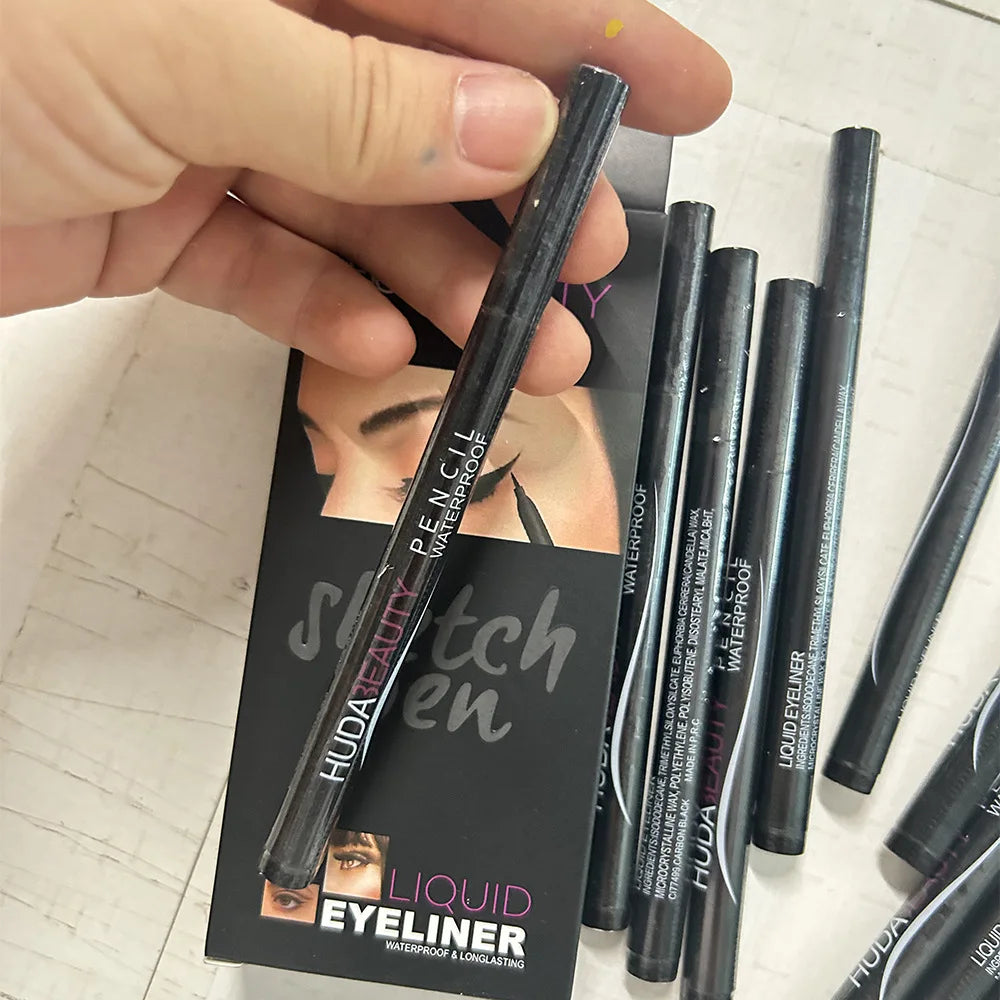Eyeliner Liquide Noir — **Stylo eyeliner waterproof longue tenue**, texture fluide et lisse pour un tracé précis et uniforme. Résistant à l’eau et à la transpiration, il offre un fini intense et durable pour un regard parfaitement défini toute la journée.