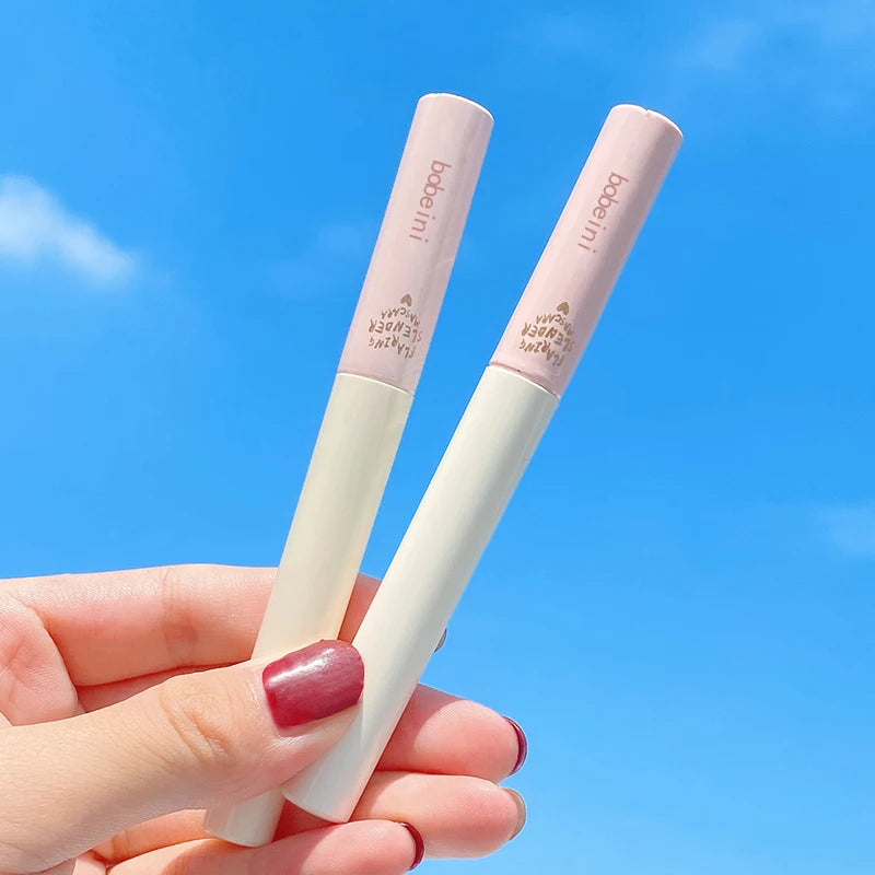 Mascara waterproof longue tenue allongeant, recourbant, fin et volumisant anti-bavure base