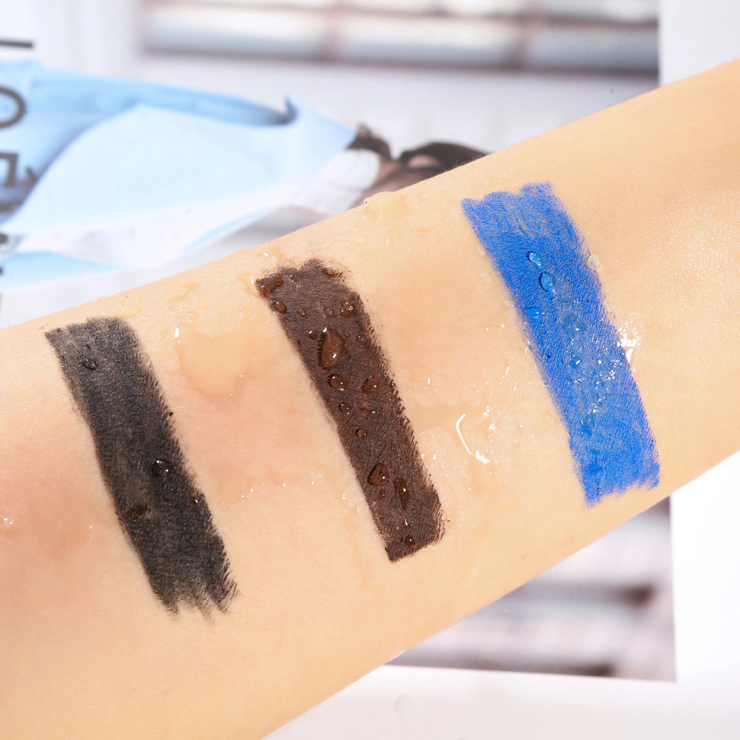 Crayon eyeliner à la texture lisse et naturelle, couleur mate, résistant à l'eau et à la transpiration, sans effet halo.