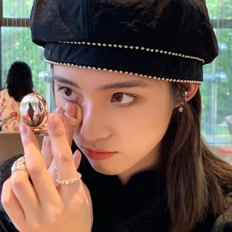 Mini Poudre Fixante 0,8 g – Longue Tenue, Échantillon, Poudre Sèche, Waterproof, Contrôle du Sébum, Finition Parfaite et Naturelle, Éclaircissante, Anti-Cernes, Avec Houppettes pour Doigts