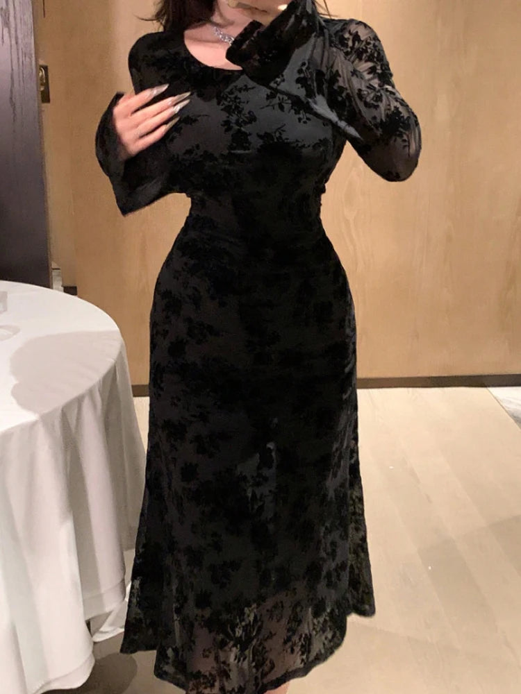 Robe Mi‑Longue Noire en Dentelle Florale – Col Rond, Manches Longues Évasées en Mesh, Élégante et Sexy