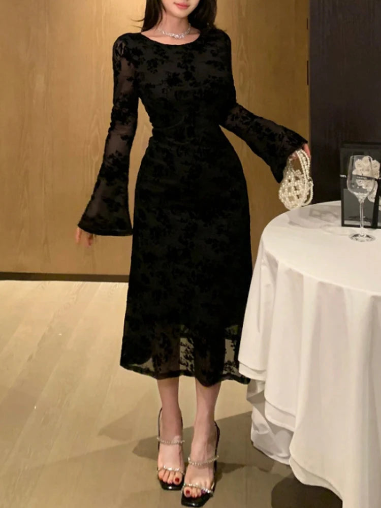Robe Mi‑Longue Noire en Dentelle Florale – Col Rond, Manches Longues Évasées en Mesh, Élégante et Sexy