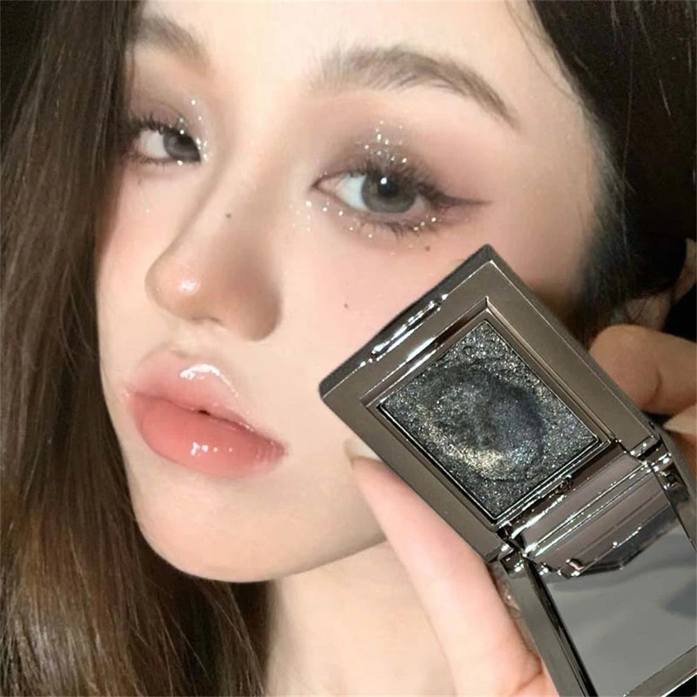 Palette fards à paupières métalliques et pailletés, crème scintillante, mousse shimmer, pigments pressés, violet punk nacré