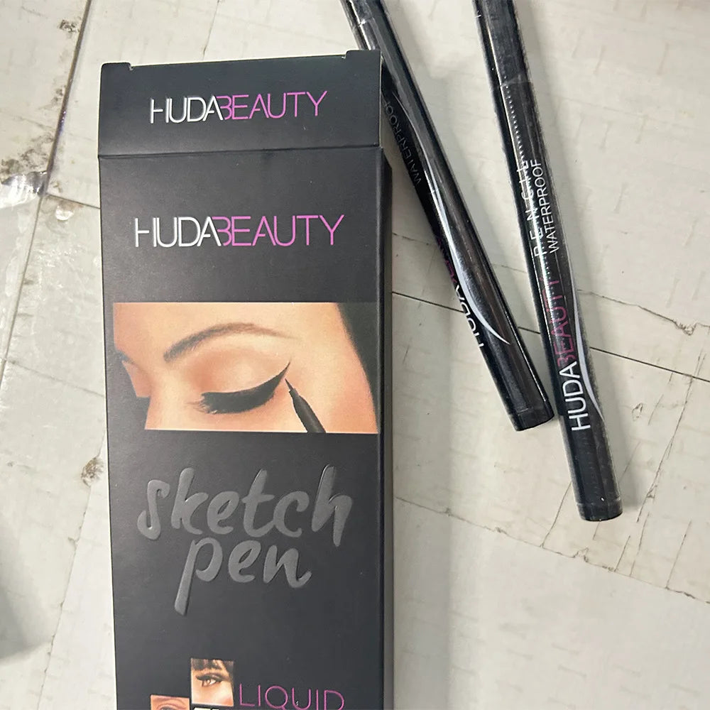 Eyeliner Liquide Noir — **Stylo eyeliner waterproof longue tenue**, texture fluide et lisse pour un tracé précis et uniforme. Résistant à l’eau et à la transpiration, il offre un fini intense et durable pour un regard parfaitement défini toute la journée.