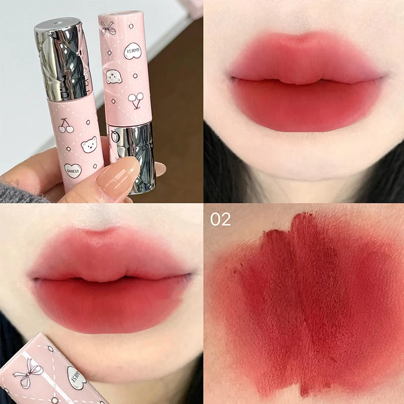 « Rouge à lèvres liquide  – Velours mat, longue tenue et waterproof »