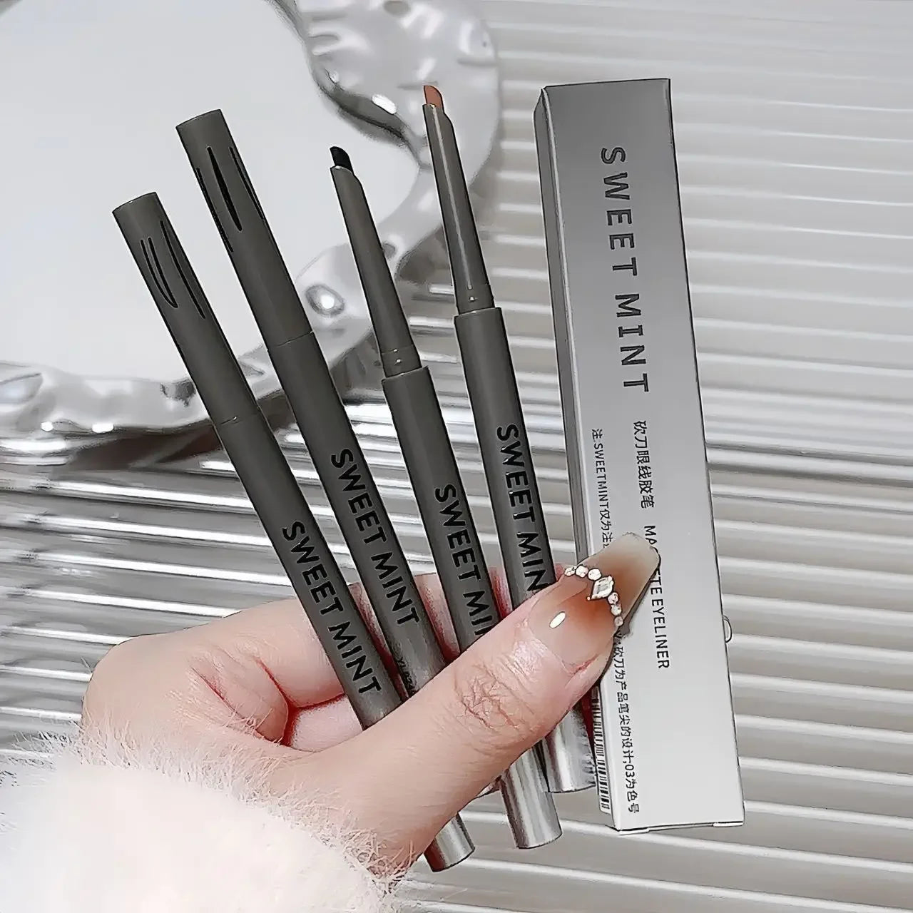 Crayon Eyeliner– Mat Naturel, Rouge Vin, Facile à Appliquer, Étanche, Maquillage des Yeux, 1 Pc