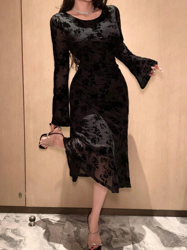 Robe Mi‑Longue Noire en Dentelle Florale – Col Rond, Manches Longues Évasées en Mesh, Élégante et Sexy