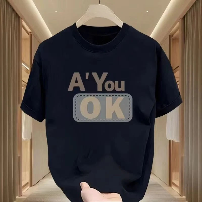 Un T-shirt élégant à manches courtes et col rond, ample, décontracté et polyvalent, imprimé