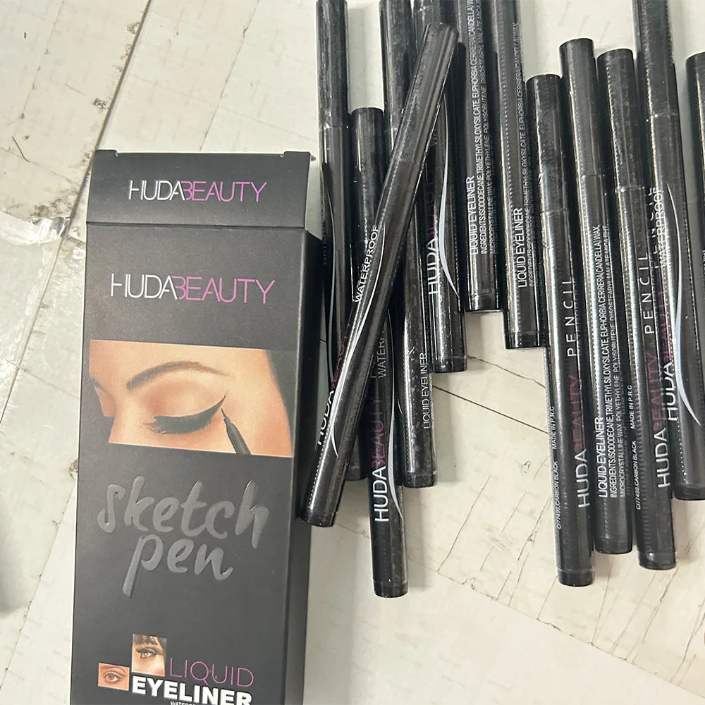 Eyeliner Liquide Noir — **Stylo eyeliner waterproof longue tenue**, texture fluide et lisse pour un tracé précis et uniforme. Résistant à l’eau et à la transpiration, il offre un fini intense et durable pour un regard parfaitement défini toute la journée.