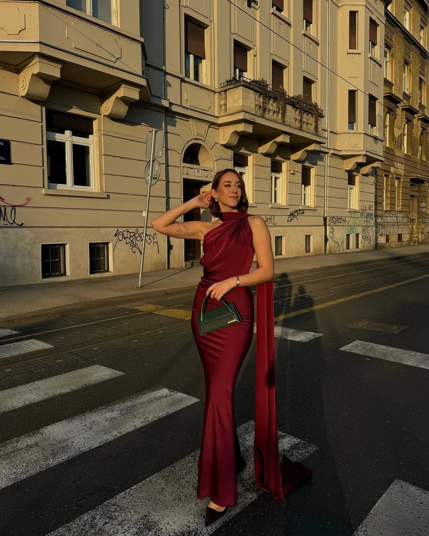 Robe Longue Femme à Col Suspendu – Élégance Satinée et Silhouette Slim