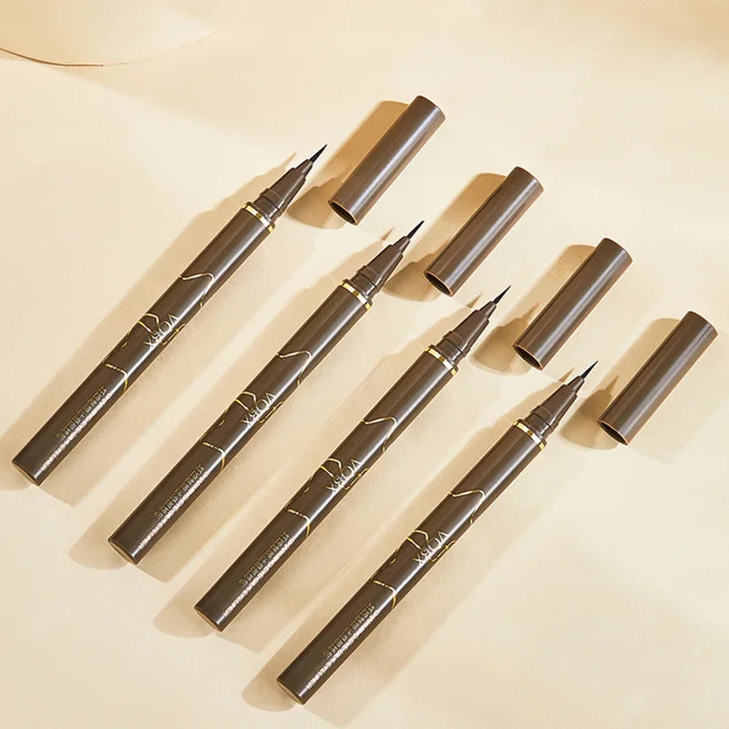Eyeliner Liquide Brun — Résistant à l’eau et à la transpiration, tenue longue durée. Pointe fine pour un tracé précis et naturel, idéal pour accentuer les yeux.