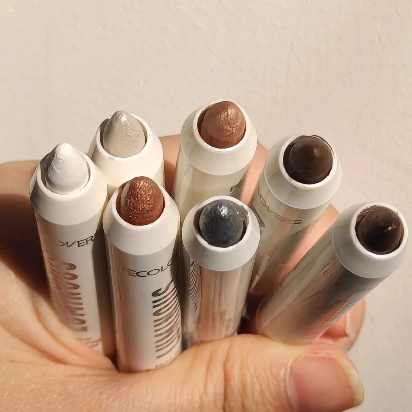 1 crayon fard à paupières gris, marron et blanc, longue tenue, nacré et pailleté, monochrome, illuminateur