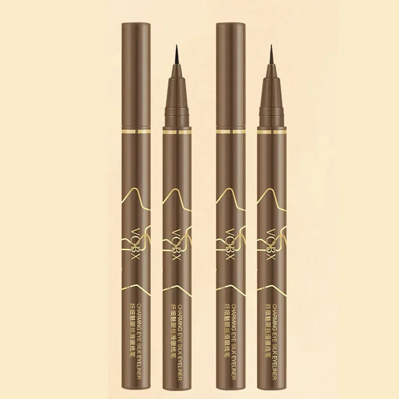 Eyeliner Liquide Brun — Résistant à l’eau et à la transpiration, tenue longue durée. Pointe fine pour un tracé précis et naturel, idéal pour accentuer les yeux.