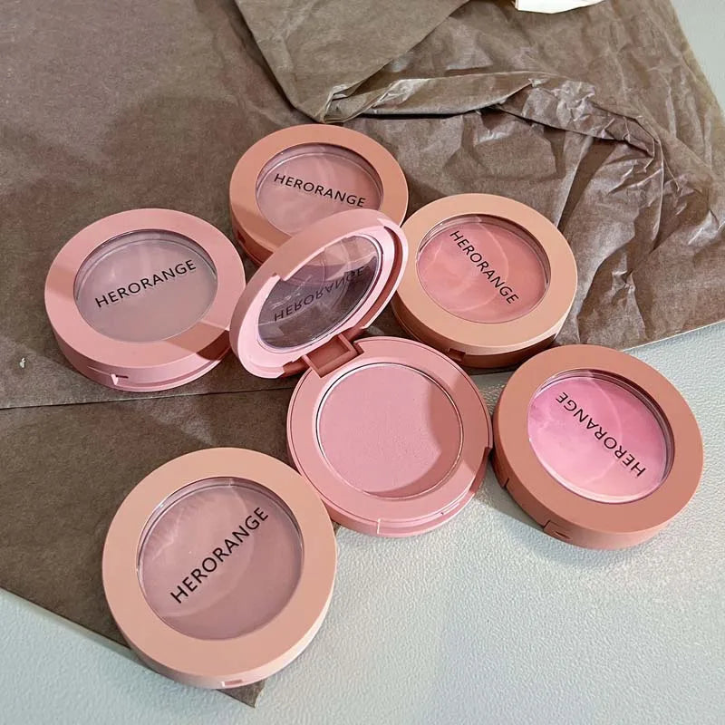 Blush poudre monochrome – Waterproof et longue tenue, teinte pêche/orange, texture douce et veloutée – Fini mat naturel