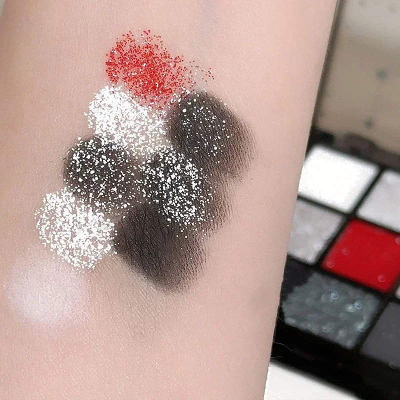 Palette de 9 fards à paupières fumés noir et rouge, effet frais et lumineux, maquillage longue tenue, fards à paupières pailletés foncés pressés.