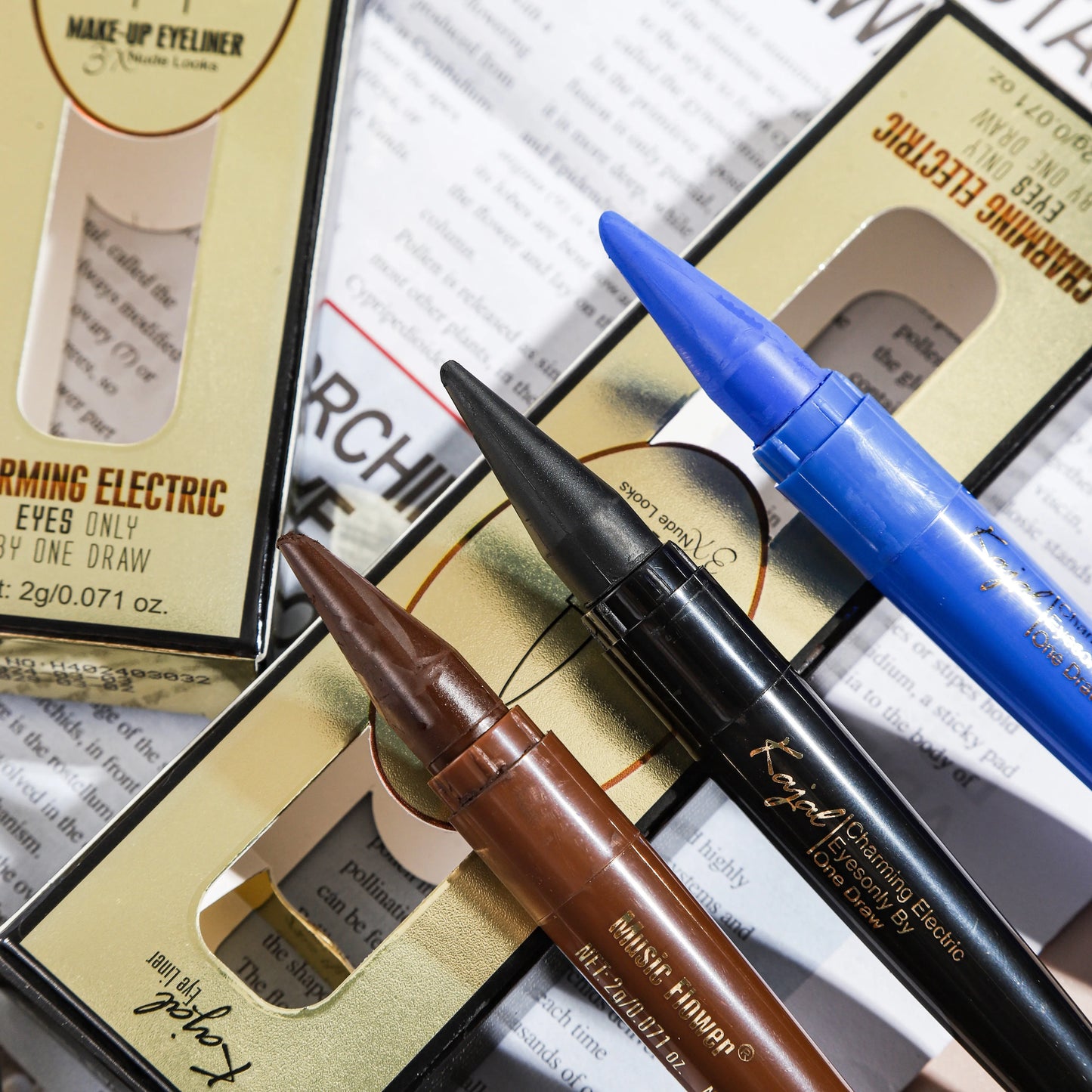 Crayon eyeliner à la texture lisse et naturelle, couleur mate, résistant à l'eau et à la transpiration, sans effet halo