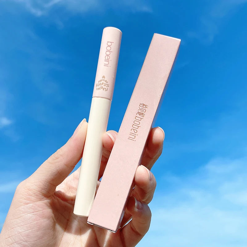 Mascara waterproof longue tenue allongeant, recourbant, fin et volumisant anti-bavure base