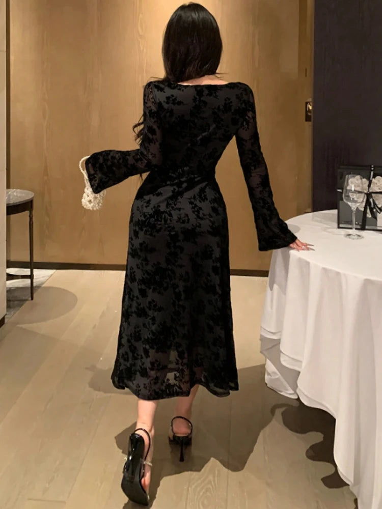 Robe Mi‑Longue Noire en Dentelle Florale – Col Rond, Manches Longues Évasées en Mesh, Élégante et Sexy