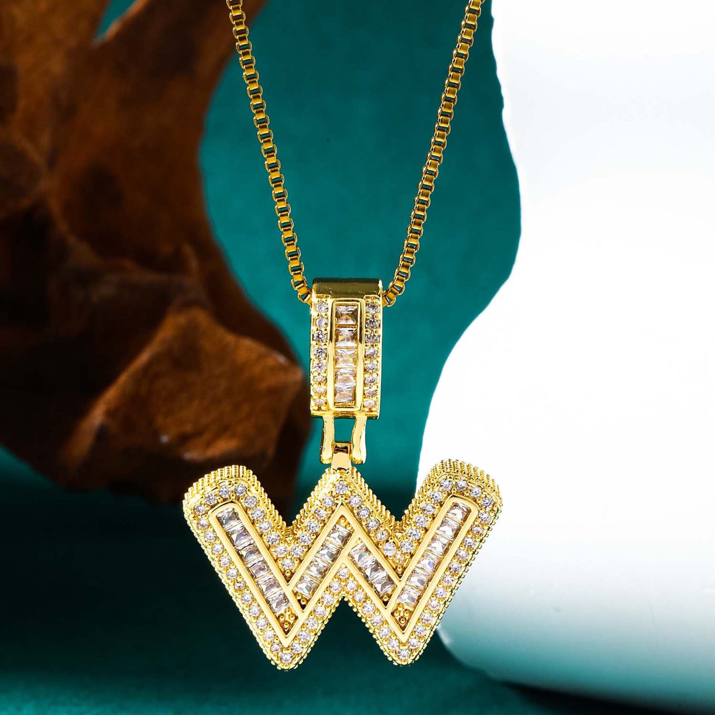 Collier femme style hip-hop avec pendentif lettre, cuivre plaqué or 18K et zirconia synthétique, chaîne plaquée or 18K, bijou élégant pour usage quotidien ou occasions spéciales